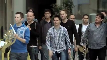 A Little Girl Gives Coins To A Street Musician And Gets The Best Surprise In Return