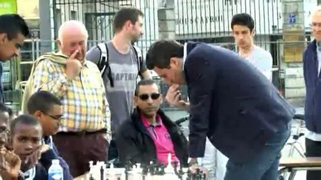 PAU - 25 AVRIL 2015 - II - CHAMPIONNAT DE FRANCE D'ÉCHECS LA SIMULTANÉE AVEC UN GRAND MAITRE PLACE CLEMENCEAU.