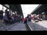 Aversa (CE) - Indesit, gli operai bloccano la stazione ferroviaria (18.04.15)