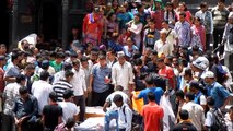 Cremazione del cadavere di un uomo anziano in riva al fiume Bagmati a Kathmandu, Nepal