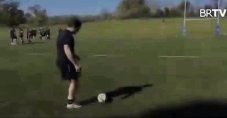 Horacio Agulla nous montre ses talents de footballeur