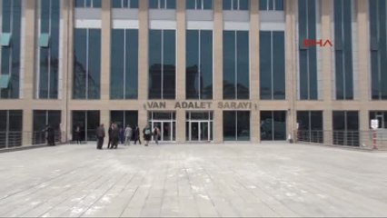 Van'da Gözaltındaki Polisler Adliyeye Sevk Edildi