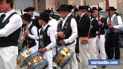 Le défilé de la bravade et du corps de guet dans les rues de Toulon