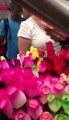 A man in a train makes the day of a flower selling women, see what happened