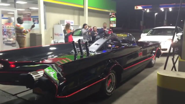 BATMAN vient faire le plein avec sa BatMobile!