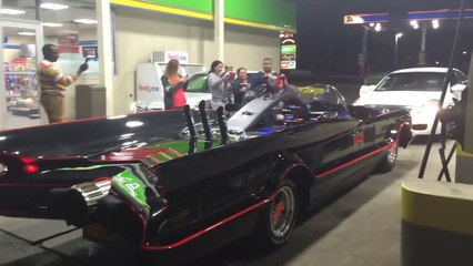 BATMAN vient faire le plein avec sa BatMobile!
