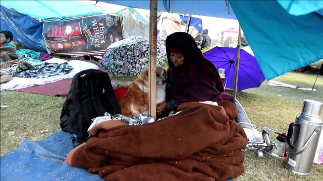 Milhares de nepaleses esperam ajuda após terremoto