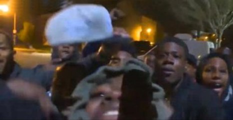 Rus Muhabiri Canlı Yayında Darp Edip, Çantasını Çaldılar