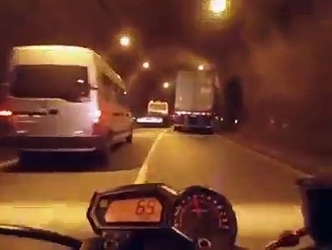 Un motard surfe entre les véhicules à toute allure !