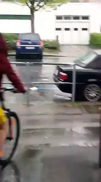 Un policier ramasse des barrières de sécurité en moto