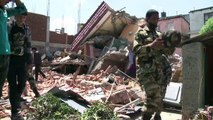 Népal: recherches dans les ruines d'une maison après le séisme