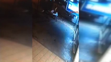 Adana - Kamyonet Ağaca Çarptı: 1 Ölü, 1 Yaralı