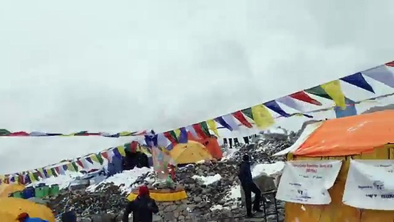 Avalanche sur campement à l'Everest