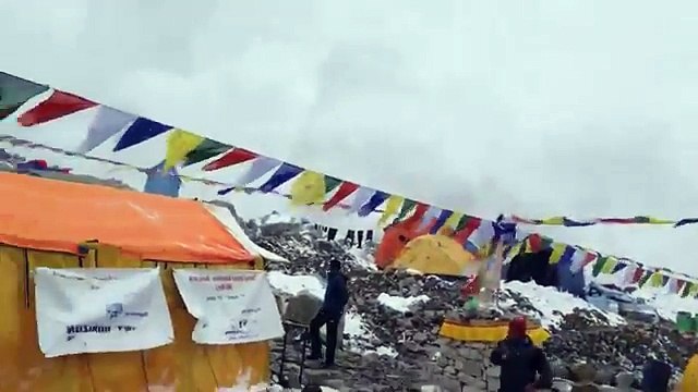 Shocking nepal earthquake Hit by Avalanche in Mt. Everest Basecamp