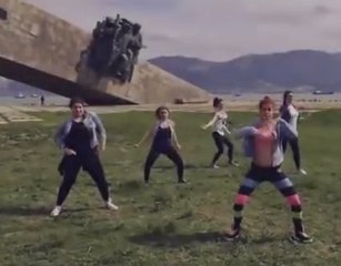 Jóvenes van a la cárcel por hacer esto frente a monumento en Moscú