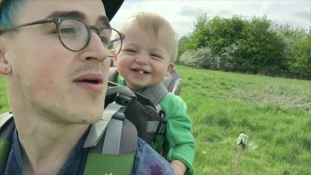 Le petit Buzz mort de rire avec les pissenlits