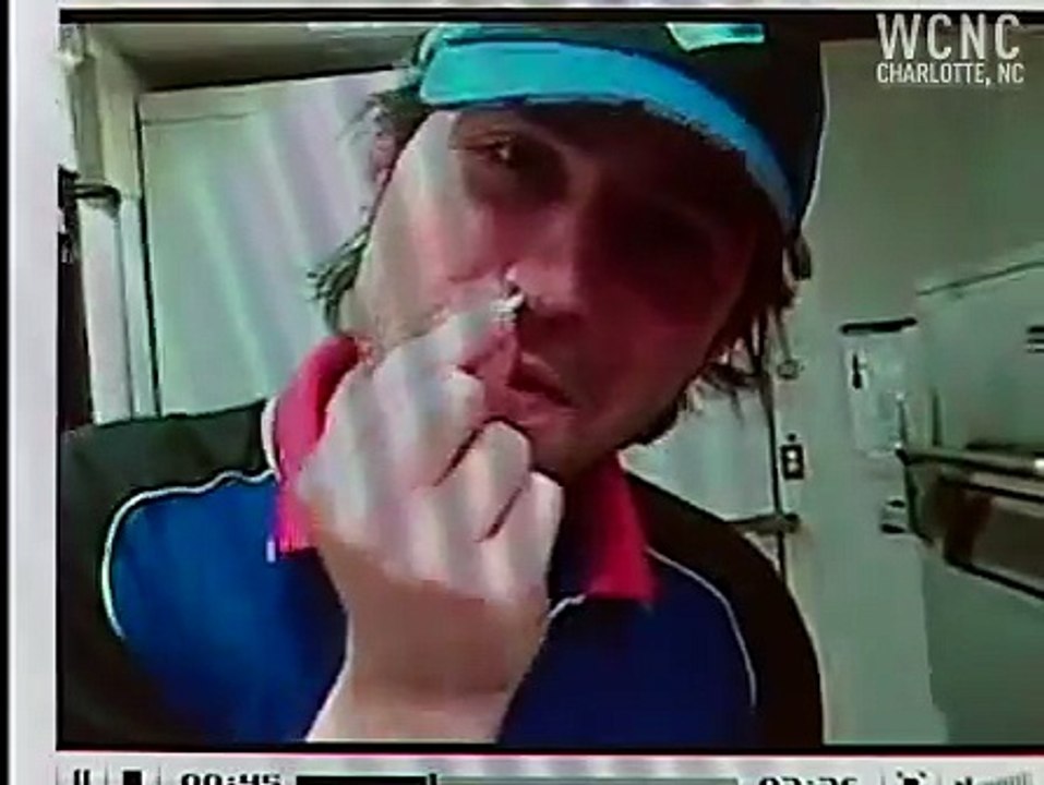 Employés Domino's Pizza jouent avec la nourriture