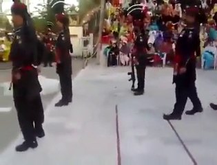 واہگہ بارڈر پر انڈیا کا جوان ایک بار پھر گر پڑا ....پاکستانی شائقین کا جوش و خروش