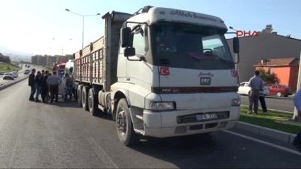 Denizli Yolcu Minibüsü Tır'a Arkadan Çarptı 6 Yaralı