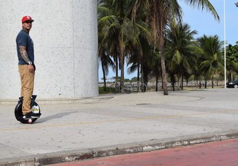 Veículo prático, monociclo Super Wheel chama atenção por praticidade