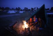 Troisième nuit sous des tentes de fortune pour les habitants de Katmandou