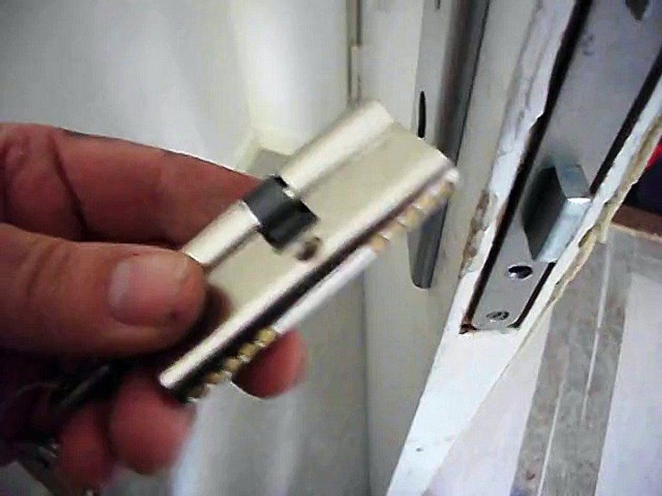 Schließzylinder einsetzten in eine Tür
