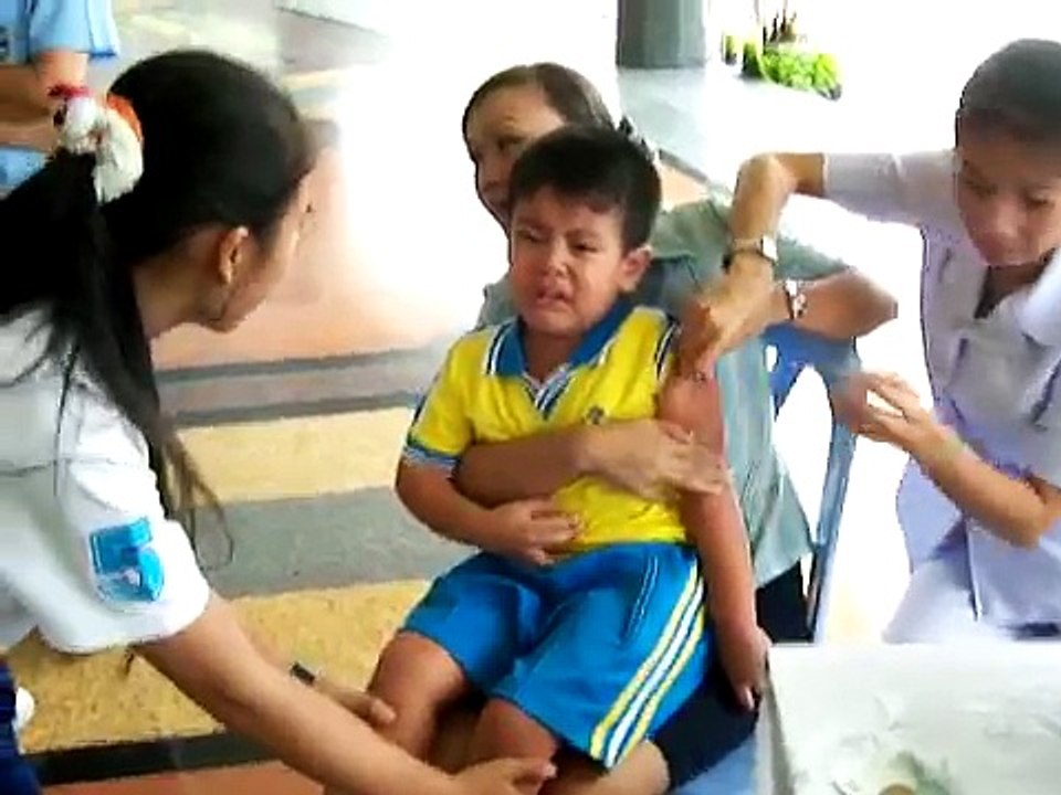 Thai students get flu shot 2/2