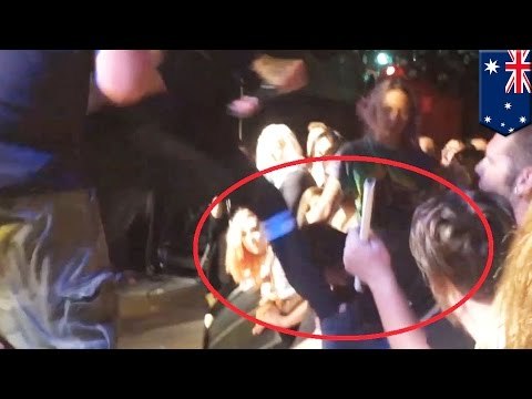 Wokalista hardcorowej grupy Attila atakuja fana podczas koncertu