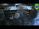 Właściciel sklepu rozbraja złodzieja podczas napadu