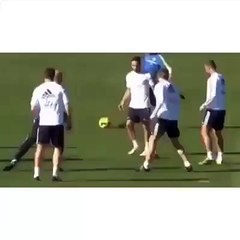 Xabi Alonso destroyed Zinedine Zidane with a no look nutmeg in Real Madrid training.