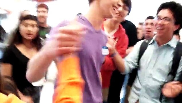 Ce mec Réalise un Rubik's Cube en moins de 6 Secondes