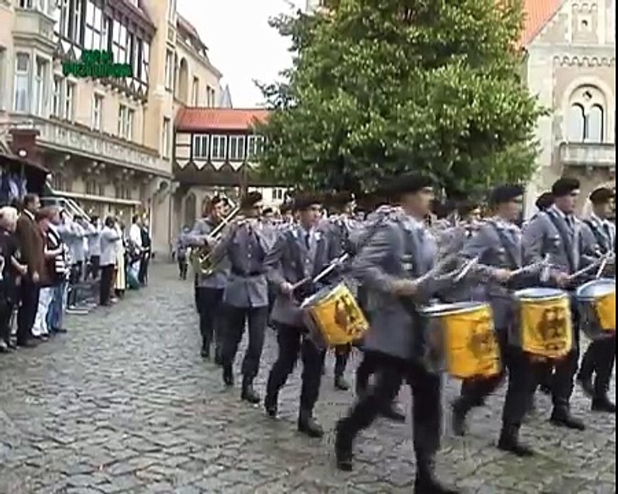 Einmarsch Heeresmusikkorps 1 mit klingendem Spiel