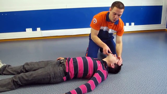 Conduite à tenir la PLS : Position Latérale de Sécurité - Protection Civile de Paris