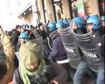 Bologna - Scontri in stazione e blocchi selvaggi: città paralizzata dalla rabbia degli studenti!