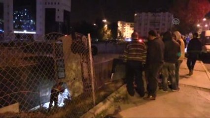 Minibüs İnşaat Alanına Devrildi: 2 Yaralı