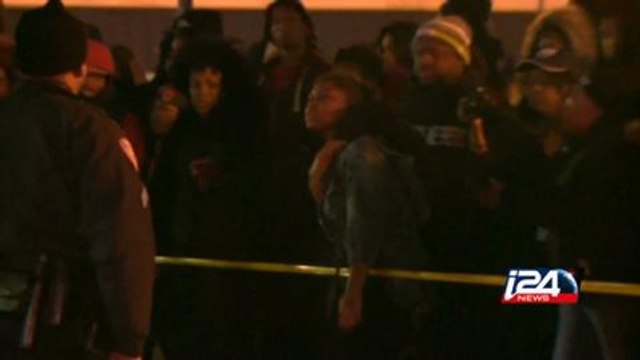 Police shoot dead black teen in Missouri