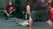 Un Alligator mord son dresseur pendant une démo au Spring Crawfish Festival