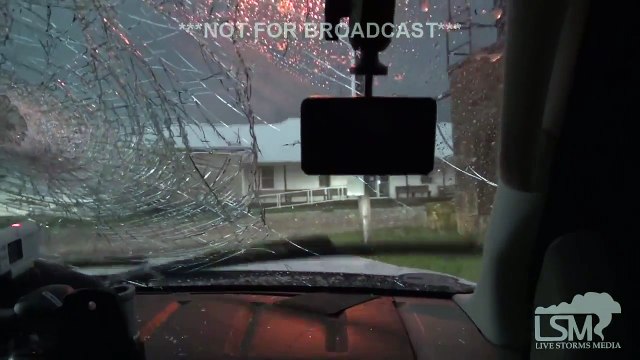 Des grêlons géants éclatent un pare-brise au Texas!