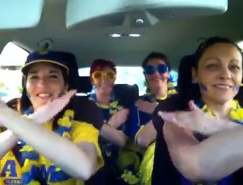 Les filles de Clermont chantent Allez Clermont dans la voiture avec le son de Wazoo