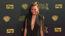 Chrissy Teigen luce gran escote en el Daytime Emmy Awards