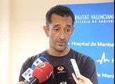 El doctor Pedro Cavadas reimplanta los dos pies a un niño de diez años en el Hospital de Manises
