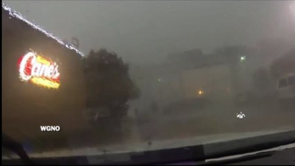 Un train tombe d'un pont à cause des vents violents