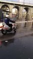 Technique pour ramasser des barrières de sécurité en moto