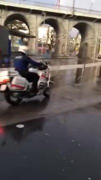 Technique pour ramasser des barrières de sécurité en moto