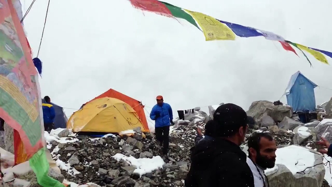 Vidéo de l’avalanche folle sur le camp de base de l’Everest
