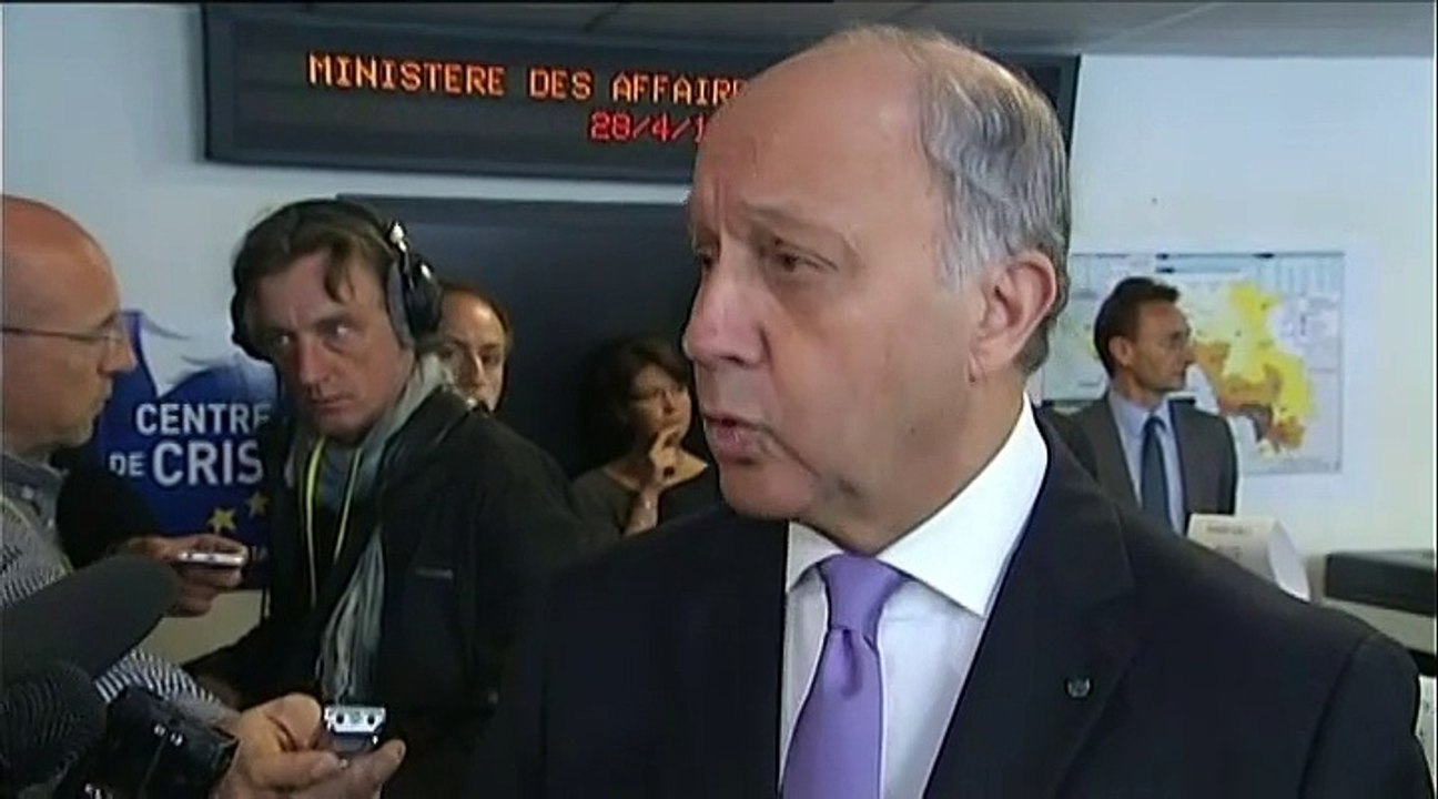 Séisme au Népal : "nous n'avons pas de nouvelles de 560 de nos compatriotes", annonce Fabius