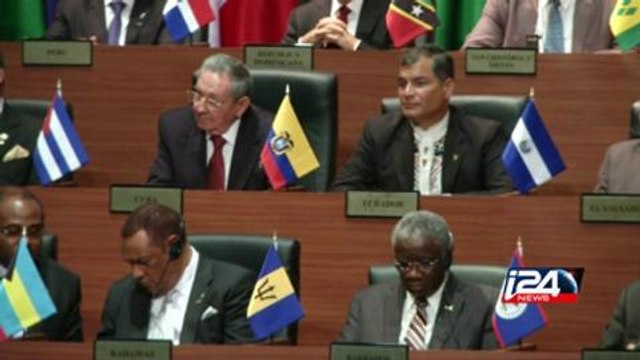 USA/Cuba: poignée de main historique Obama-Castro au Sommet des Amériques