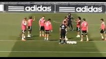 Cristiano Ronaldo provoque Martin Ødegaard à l'entraînement du Real Madrid