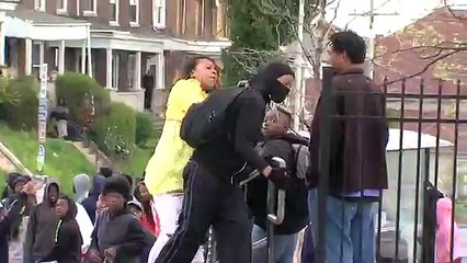 Baltimore : une mère corrige sévèrement son fils repéré dans les émeutes