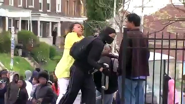 Une mère corrige son fils émeutier à Baltimore